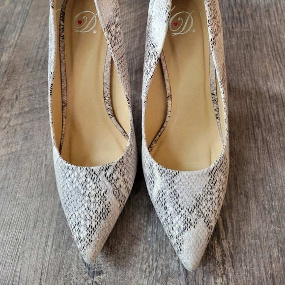 Nude Snakeskin Heels Size 8.5 - Picture 4 of 6